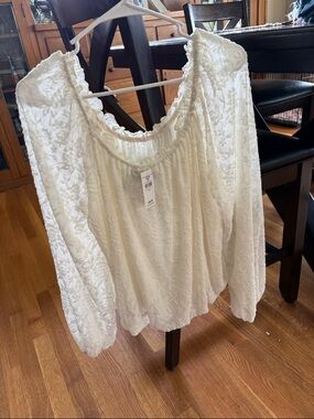 Buckle Women's White Peasant Blouse - can be worn off the shoulders-brand new